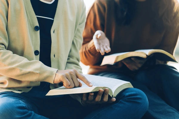 chrétien lecture bible échanges enseignements éducatrice spécialisée TES aco a coeur ouvert pratique privée relation d'aide aide thérapeutique aide psychologique saine habitude de vie autonomie service psychosocial service d'aide accompagnement santé mentale stress anxiété écoute